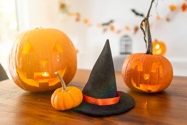 ハロウィンカボチャとキッチンテーブルの上の魔女の帽子 — ストック写真