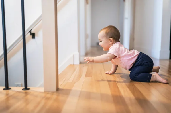 Petite fille solitaire en danger près de l'escalier — Photo