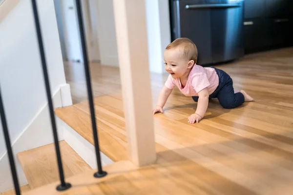 孤独な赤ちゃんの女の子が危険に近いです階段 — ストック写真