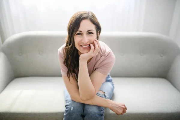 Girl relaxing at home on couch, enjoying free time — Stock fotografie