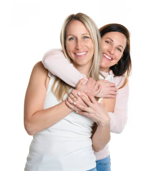 Dwie uśmiechnięte przyjaciółki blondynki i brunetka na białym tle. Zbliżenie portret twarzy dwóch młodych pięknych kobiet. — Zdjęcie stockowe