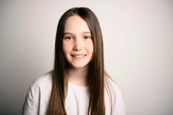 Ung brunett pre teen flicka på studio vit — Stockfoto