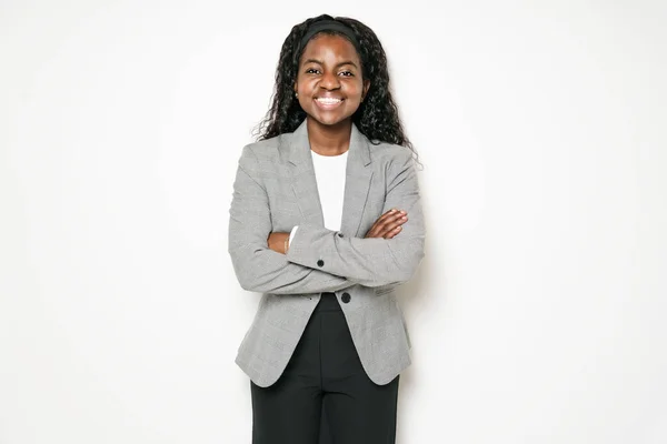 Isolerad bild av en lycklig svart affärskvinna — Stockfoto