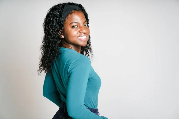 Beyaz Arkaplanda gülümseyen Genç Afrikalı Kadın — Stok fotoğraf