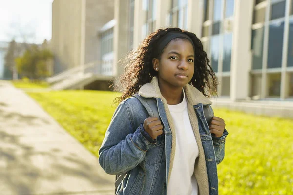 Vacker afrikansk amerikansk kvinna med ryggsäck i parken — Stockfoto