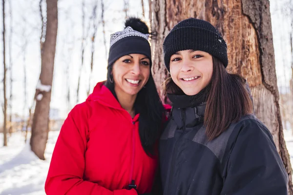 Portrét matky se svou dospívající dívkou, zatímco si užívá venku v zimě — Stock fotografie