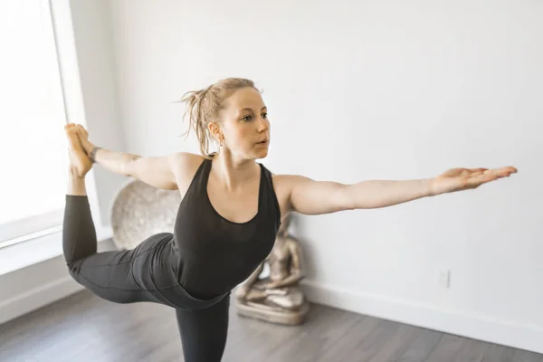 Спортивна молода жінка практикує йогу і має природний баланс — стокове фото