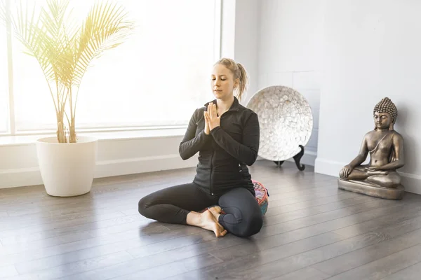 Sporty young woman doing yoga practice and having natural balance — ストック写真