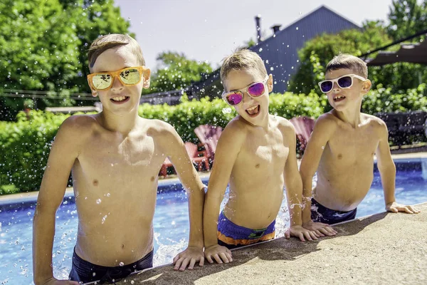 Barnen leker i poolen på sommaren — Stockfoto