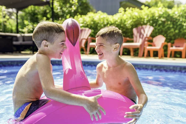 Crianças brincando na piscina na hora de verão — Fotografia de Stock