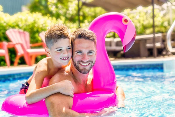 Pai e filho se divertindo na piscina — Fotografia de Stock