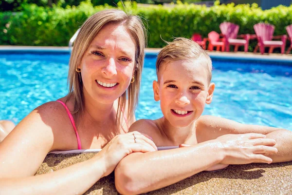 Mãe e filho se divertindo na piscina — Fotografia de Stock