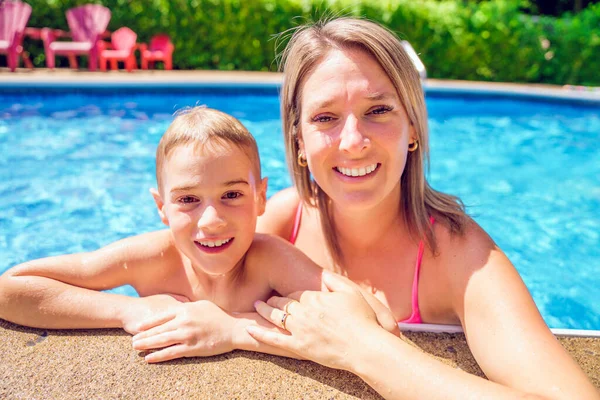 Madre e hijo se divierten en la piscina —  Fotos de Stock