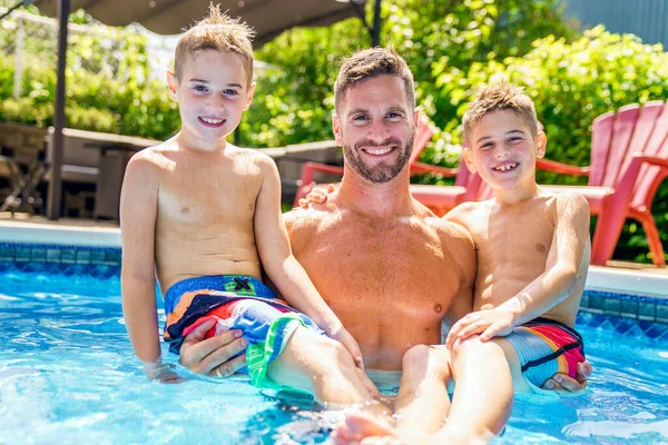 Padre e hijo se divierten en la piscina —  Fotos de Stock