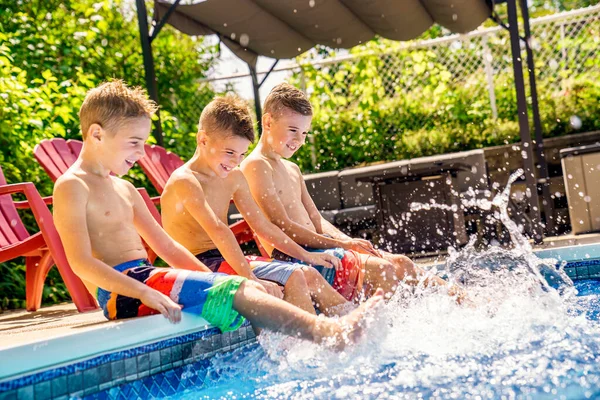 Crianças brincando na piscina na hora de verão — Fotografia de Stock