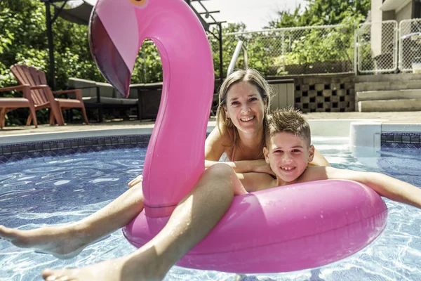 Mãe e filho se divertindo na piscina — Fotografia de Stock
