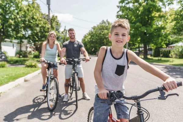Young family on country bike ride on the summer season — Foto Stock