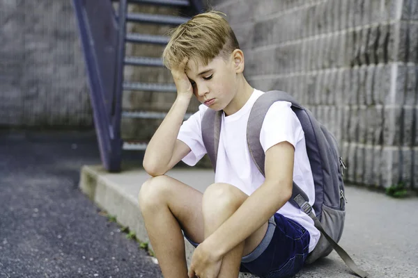 Garçon très triste intimidation dans l'aire de jeux de l'école. — Photo