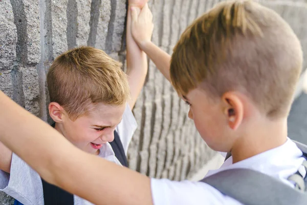 Adolescentes crueles golpeando a un chico más joven, intimidación física, acoso escolar —  Fotos de Stock