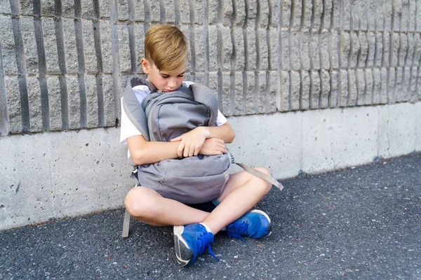 Очень грустный мальчик издевается на школьной игровой площадке. — стоковое фото