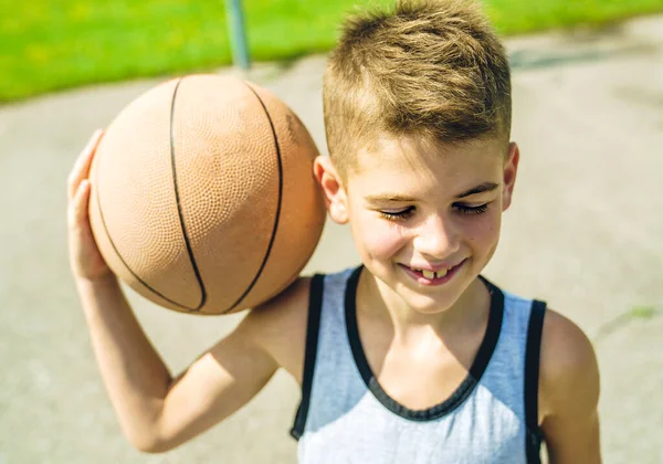 Niño jugando baloncesto en la hora de verano — Foto de Stock