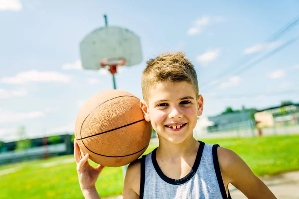 Niño jugando baloncesto en la hora de verano — Foto de Stock
