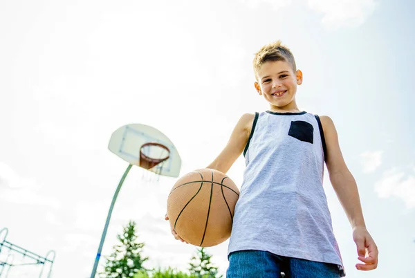 Niño jugando baloncesto en la hora de verano — Foto de Stock