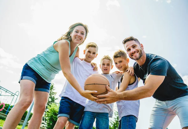 Счастливая баскетбольная семья играет в этот вид спорта в летний сезон — стоковое фото