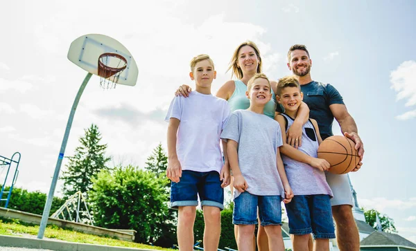 Happy basketball family portrait play this sport on summer season — Foto de Stock