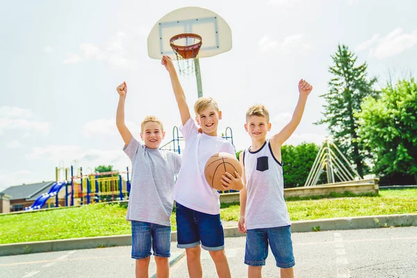 Young Boys brother Playing Basketball on the summer time — Stockfoto