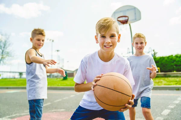 Joven hermano jugando baloncesto en la hora de verano — Foto de Stock