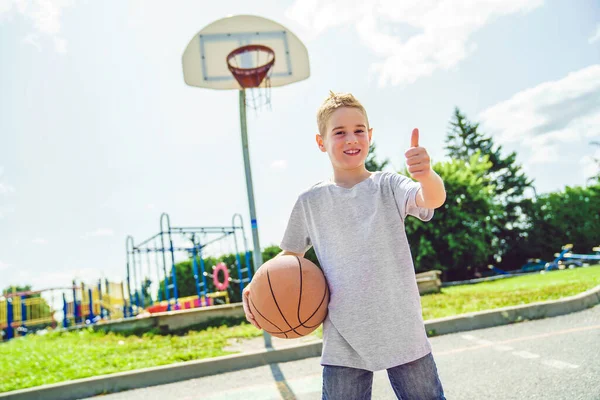 Young Boy Playing Basketball on the summer time — Stockfoto