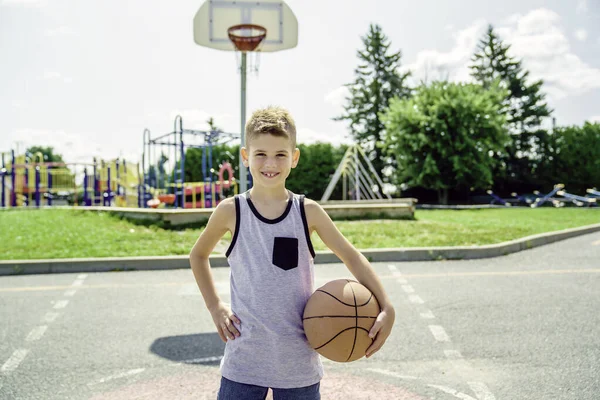 夏にバスケットボールをする少年 — ストック写真