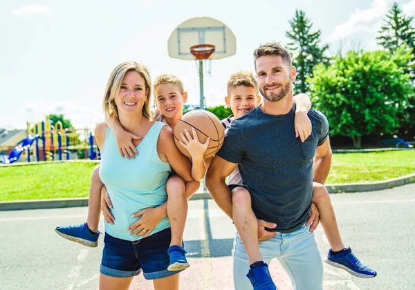 Happy basketball family portrait play this sport on summer season — Foto de Stock