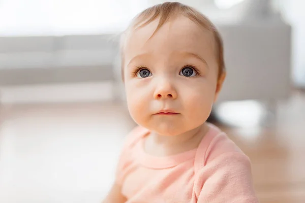 Cute toddler girl playing in the living room — Photo