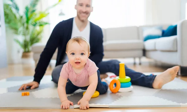 Man playing with her baby in the living room — Fotografia de Stock
