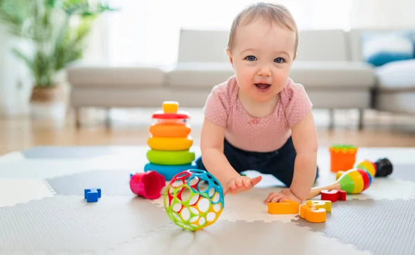 Cute toddler girl playing in the living room — Foto de Stock