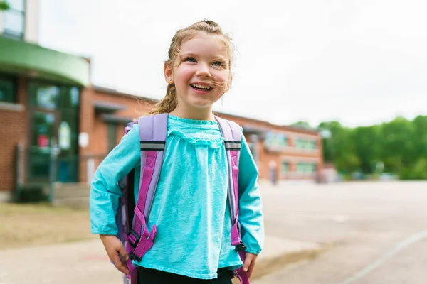Dziewczyna z plecakiem jest gotowy na jej pierwszy dzień w szkole. — Zdjęcie stockowe
