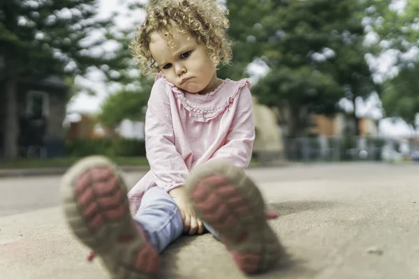 Jovem sentada no chão no parque infantil da escola — Fotografia de Stock