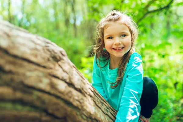 Κοριτσάκι στο δέντρο το καλοκαίρι στη φύση κοριτσάκι — Φωτογραφία Αρχείου