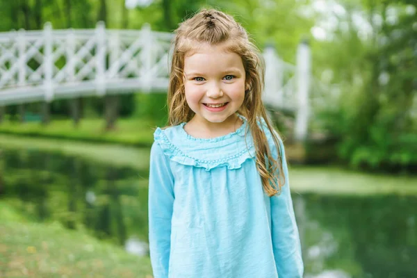 Petite fille en été sur la nature petite fille — Photo