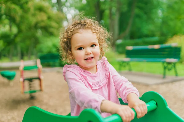 Šťastná holčička je hřiště baví — Stock fotografie