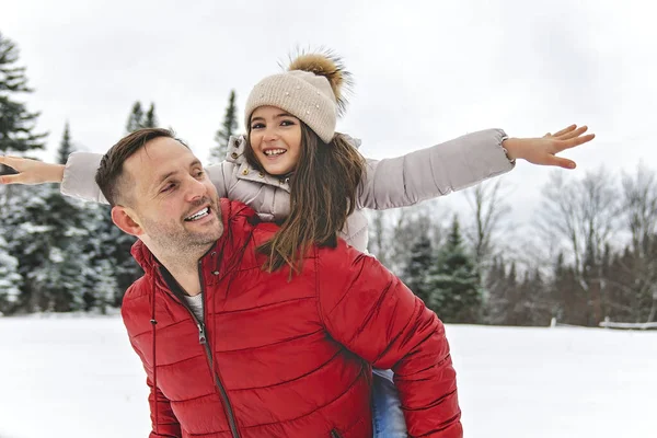 Guapo papá y su hija se divierten al aire libre en invierno — Foto de Stock