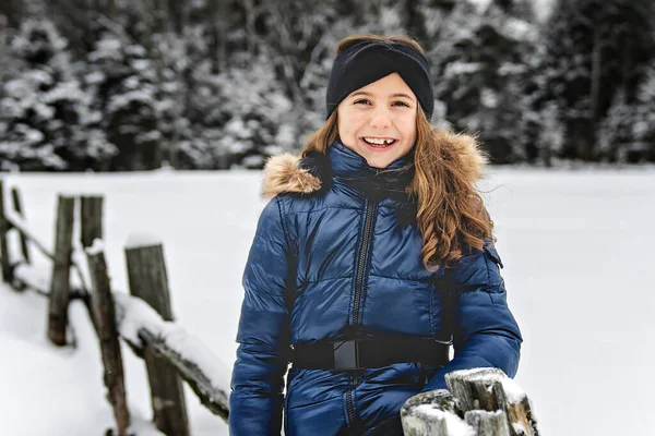 冬に屋外で美しい子供の女の子。雪が降ってる。冬の雰囲気 — ストック写真