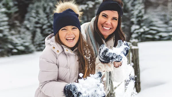 Handsome mother and his daughter are having fun outdoor in winter — Fotografia de Stock