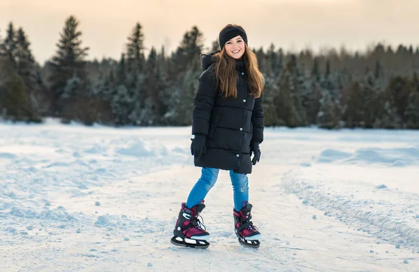 Açık havada buz pateni termal elbiseli oldukça neşeli küçük kız — Stok fotoğraf