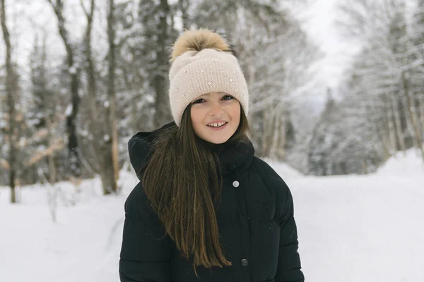Kışın açık havada güzel bir kız çocuğu. Kar yağıyor. Kış atmosferi — Stok fotoğraf