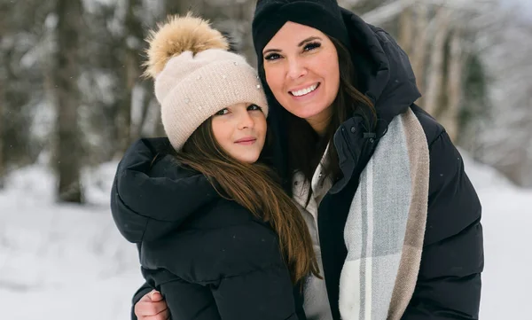 Handsome mother and his daughter are having fun outdoor in winter — Stok fotoğraf
