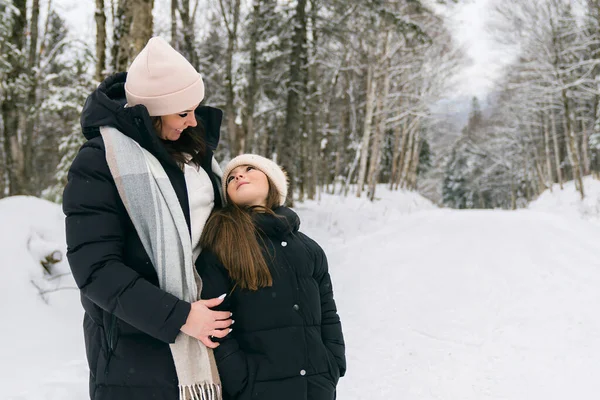 Handsome mother and his daughter are having fun outdoor in winter — Fotografia de Stock