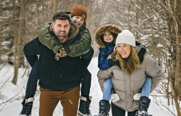 Porträtt av en fyra familj På skog Vinter säsong — Stockfoto